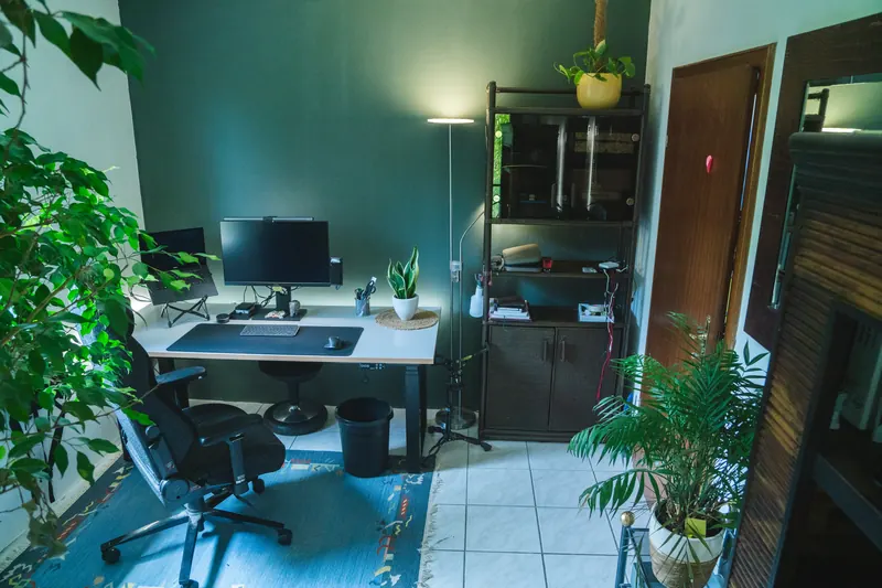 Gästezimmer als Home-Office mit Doppelmonitor-Setup