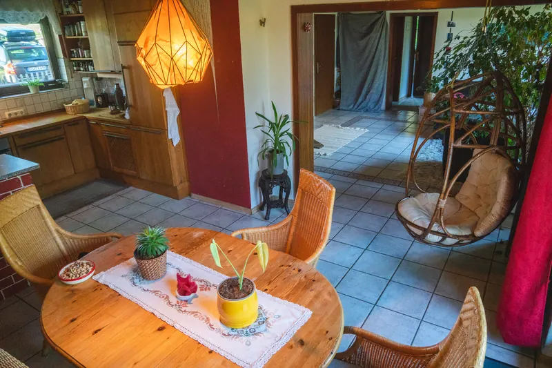 Essecke mit Rundtisch und Zugang zum Süd-Balkon