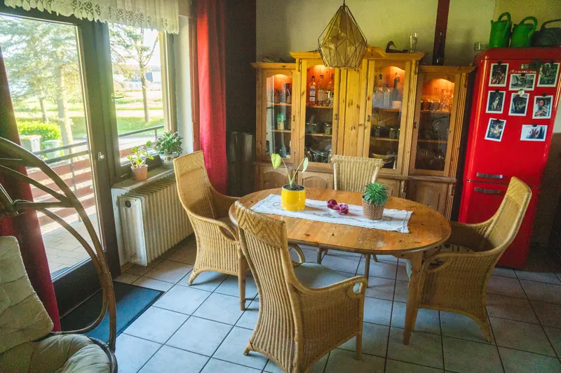 Esszimmer mit Vitrine und Vintage-Kühlschrank