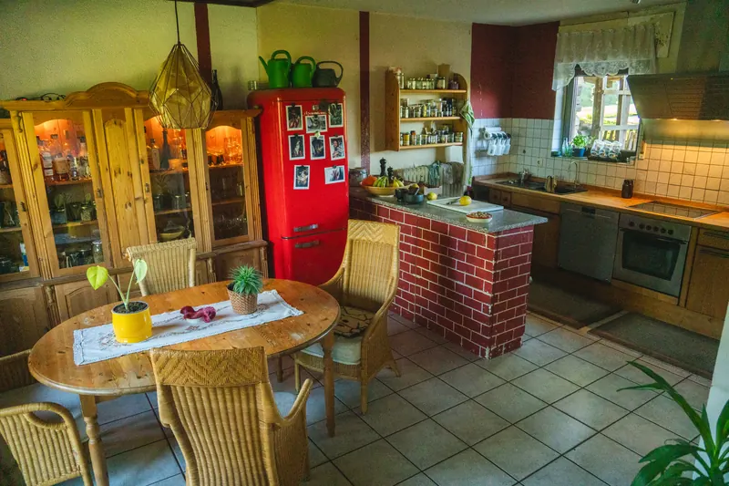 Esszimmer mit Übergang zur offenen Küche