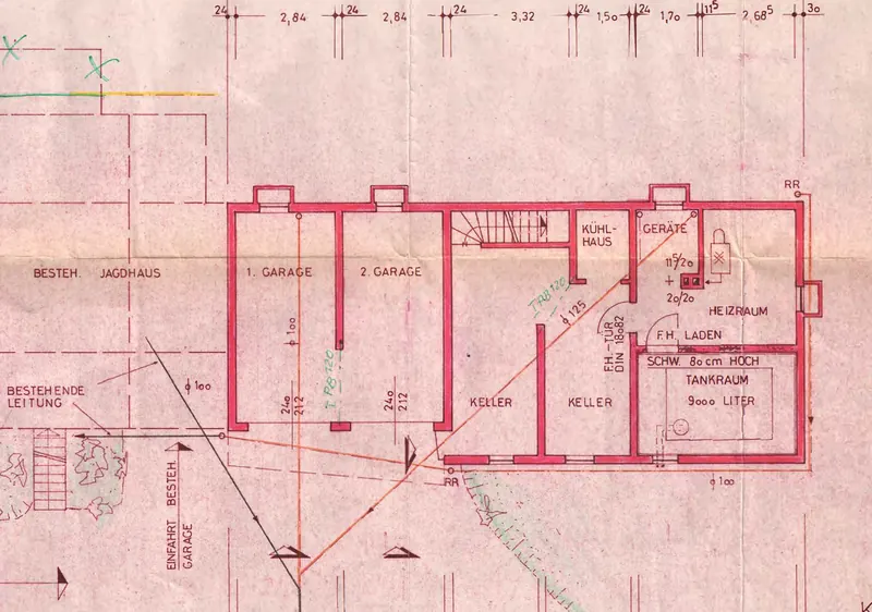 Grundriss Untergeschoss — zwei Garagen, Keller, Heizraum mit Öltank, Hauswirtschaft