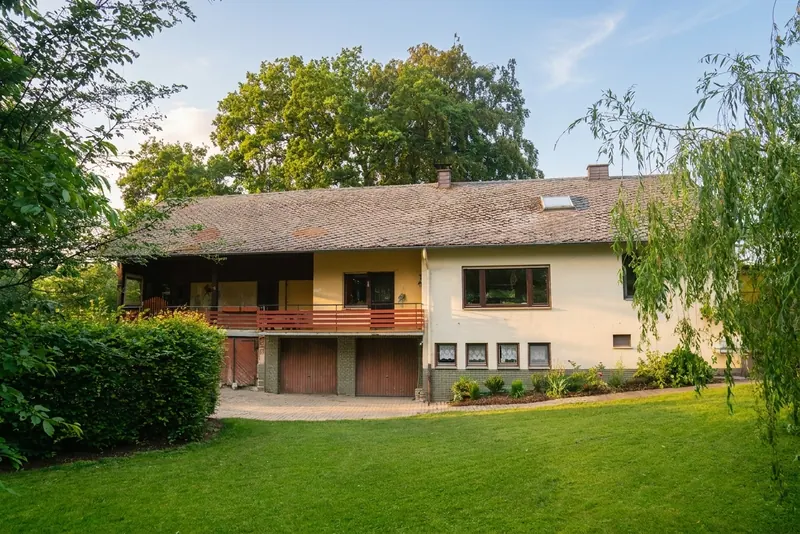 Südseite des Hauses mit Balkon und Garagen im Abendlicht