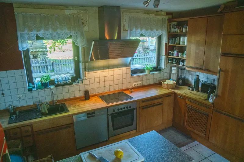 Massive Holz-Einbauküche mit Doppelfenster