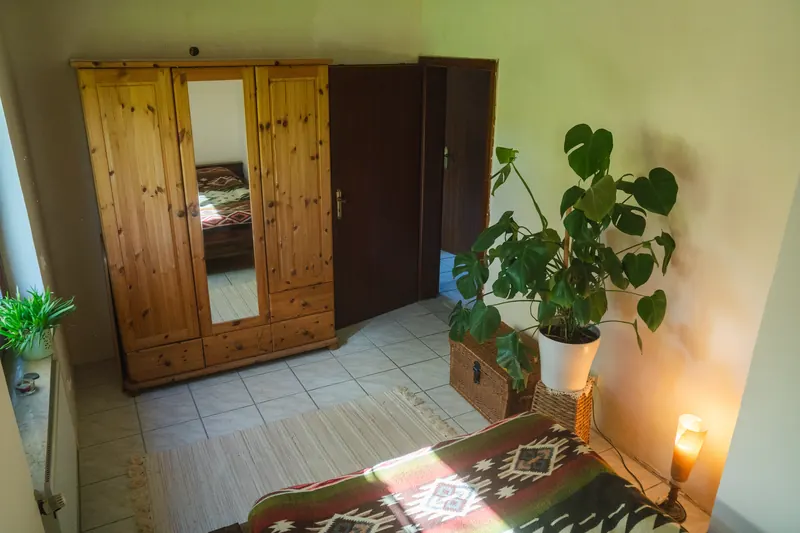 Schlafzimmer aus zweiter Perspektive mit Kleiderschrank
