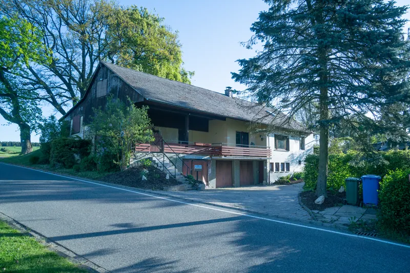 Das Haus von der Straße aus gesehen