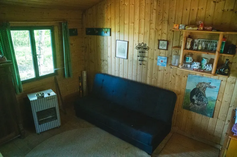Sitzecke mit Couch und Gasofen in der Hütte
