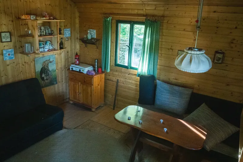 Kochecke mit Gasherd in der Hütte